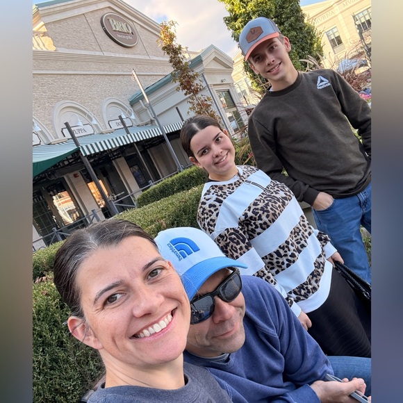 Meet your Posher, Laura - Picture 3 of 5